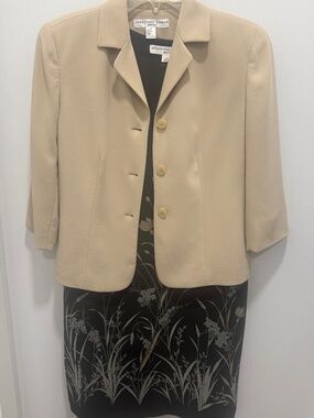 Stunning Josephine Chaus 2 Piece Outfit Suit, Size 10 Petite